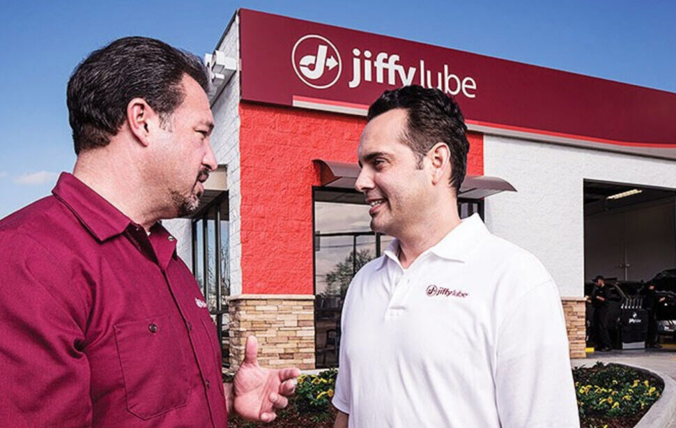 auto-mechanic-working-garage-repair-service 1 Mécanicien à l’extérieur d’un Jiffy Lube