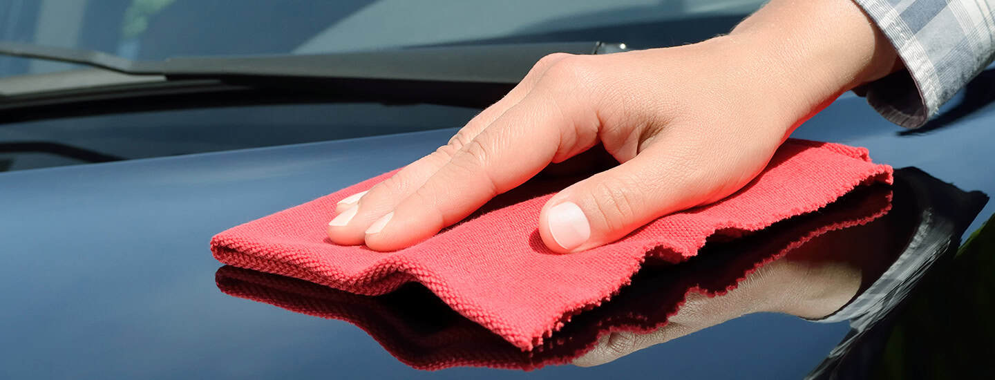 Polissage de la voiture après lavage