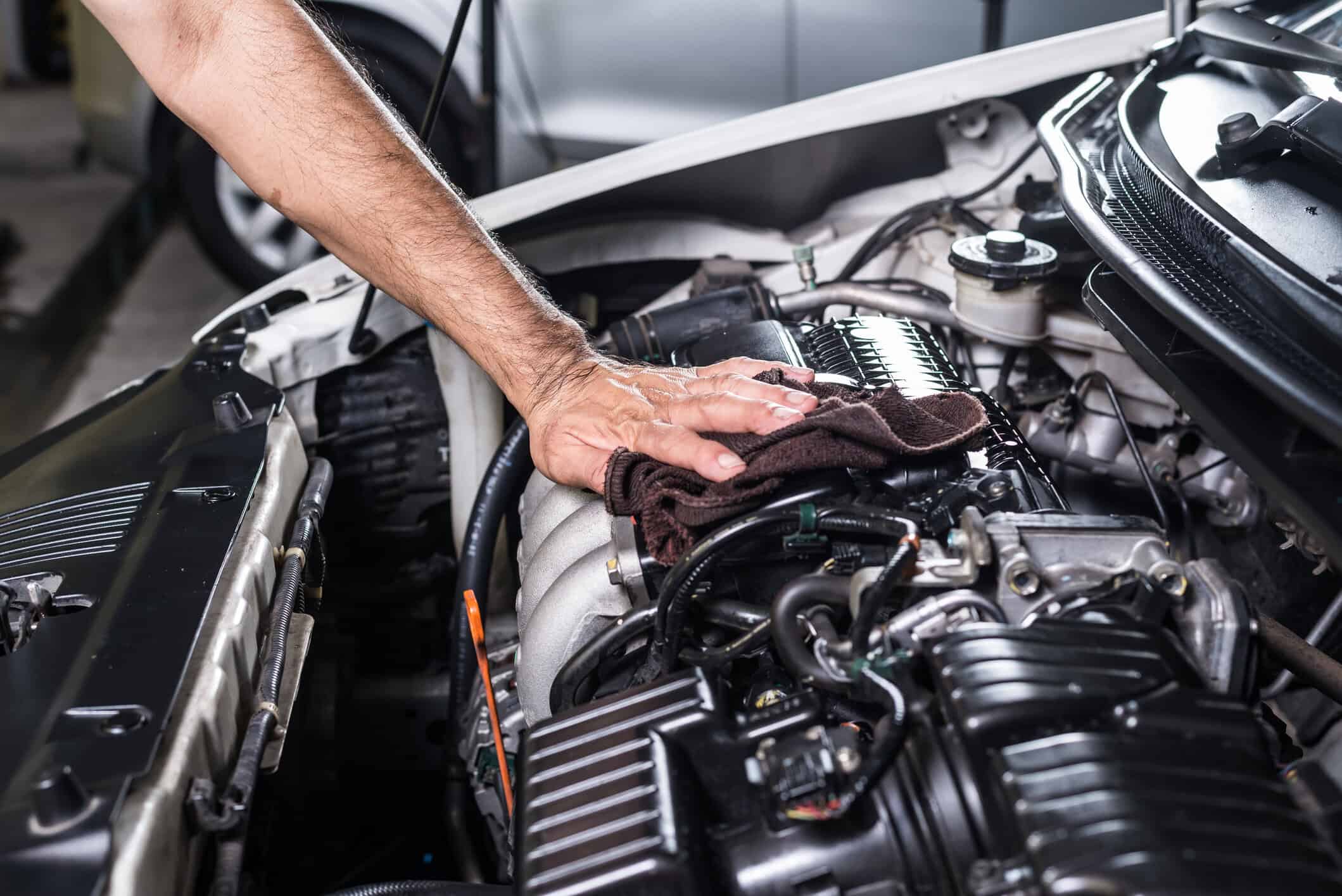 Nettoyage du moteur de la voiture