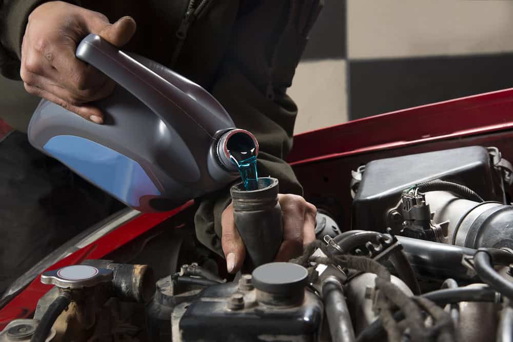 Verser de l’antigel dans le moteur