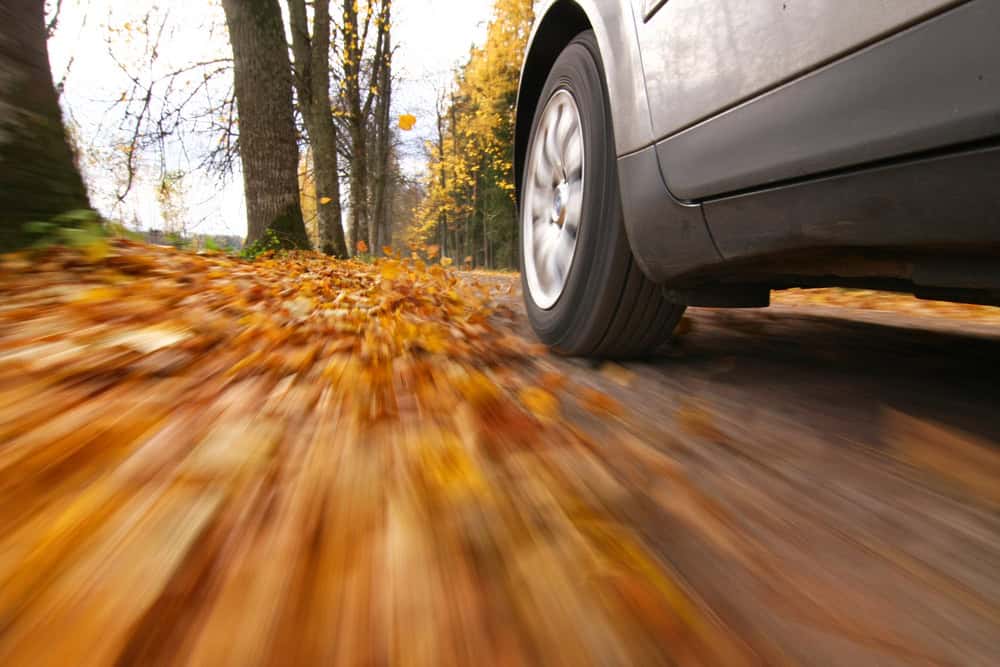 voiture circulant sur la route